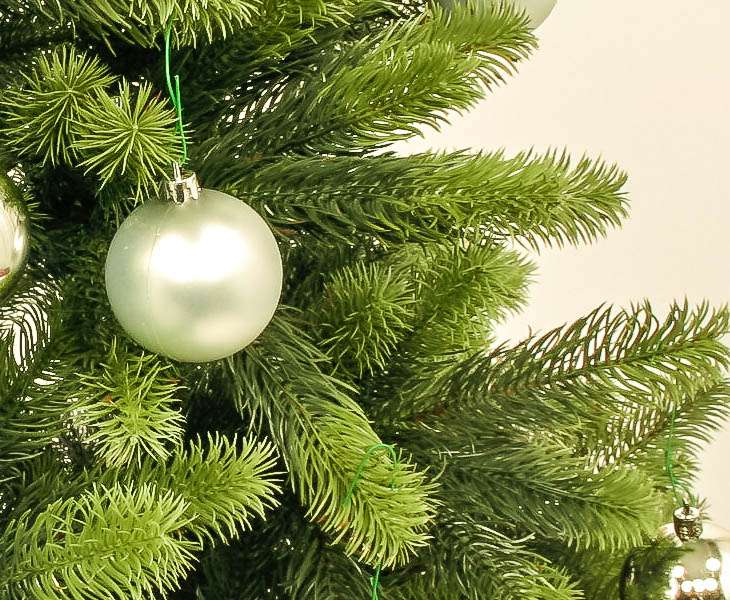 Tannenbaum künstlich 150cm mit silbernen Kugeln hier bestellen