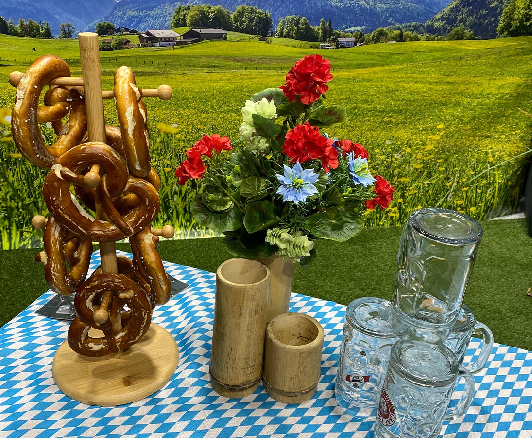 Tischdekoration mit Kunstpflanzen im bayrischen Stil