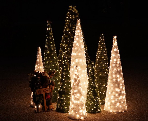 220cm hoher kegelförmiger weißer Tannenbaum mit LEDs