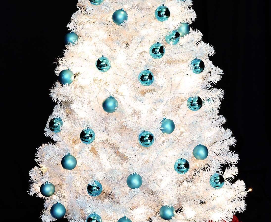 Dekorierte weiße Tanne 180cm mit türkis Kugel und LEDs kaufen