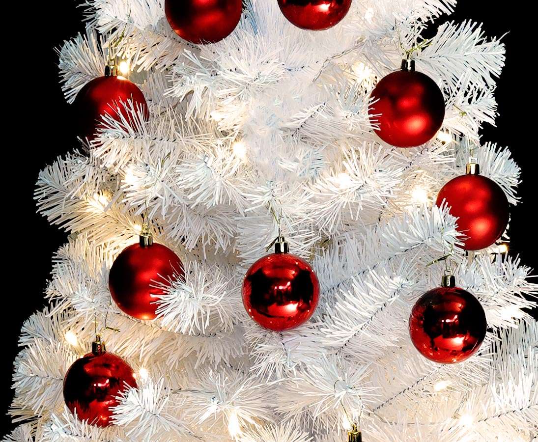 Weiß dekorierter Tannenbaum 180cm mit roten Kugeln und LEDs kaufen